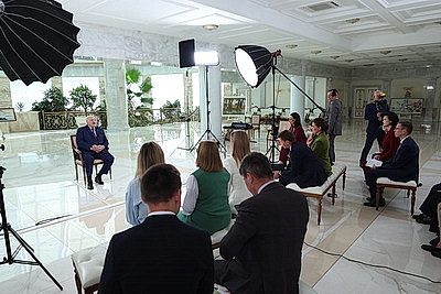 Лукашенко пообщался с белорусскими журналистами после интервью Медиакорпорации Китая