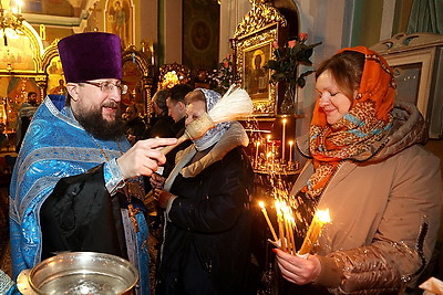 Православные верующие празднуют Сретение Господне