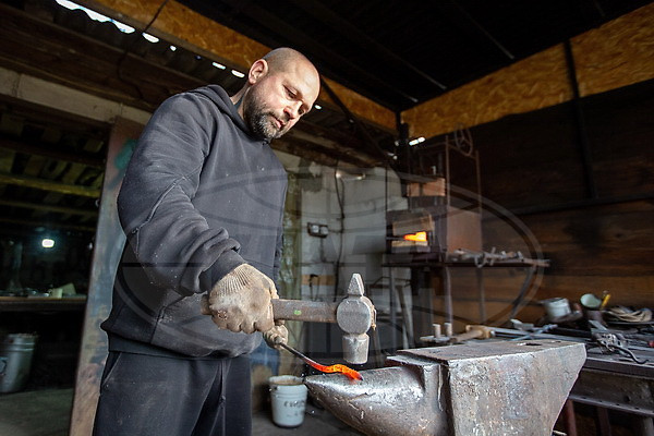 Возродил старинное ремесло. Белорус открыл семейную кузницу