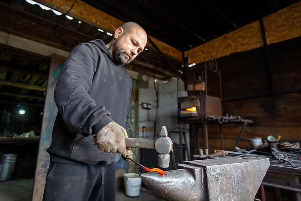 Возродил старинное ремесло. Белорус открыл семейную кузницу