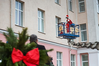 Новогодние подарки через окошки. Энергетики поздравили пациентов детской больницы Гродно