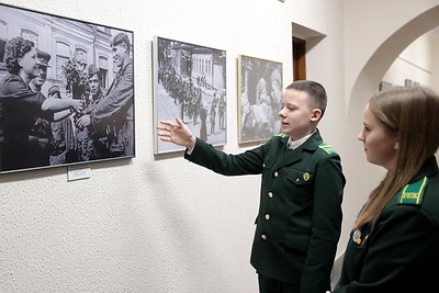 История в фотографиях и пронзающем слове. В Брестской крепости открыли две выставки к юбилею Победы