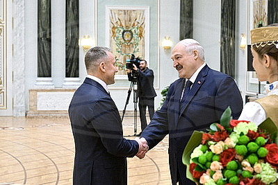 Лукашенко вручил награды заслуженным аграриям Беларуси
