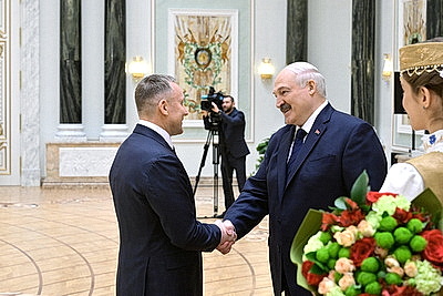 Лукашенко вручил награды заслуженным аграриям Беларуси