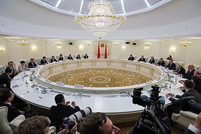 Крутой провел встречу с членом Постоянного комитета Политбюро ЦК КПК