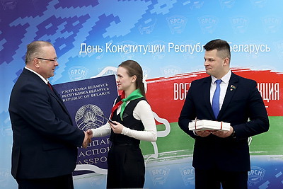 Герасимов - участникам акции "Мы - граждане Беларуси!": вы - золотой фонд страны