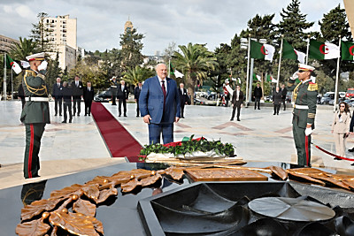 Лукашенко в Алжире возложил венок в мемориальном комплексе "Памятник славы и мученичества"