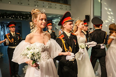 Юные и прекрасные: в Национальной школе красоты состоялся ежегодный праздничный новогодний бал