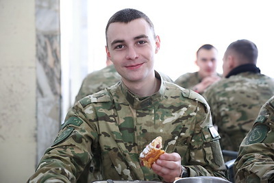 Акцию "Мамины пироги" встретили в войсковой части 3214