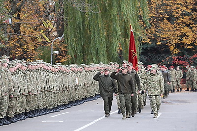 300 военнослужащих внутренних войск простились с боевым знаменем