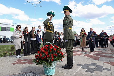 Участники выездного заседания Совета Республики возложили цветы к братской могиле "Скульптура солдата"