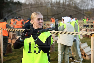 Невероятная атмосфера. Четвертый чемпионат по колке дров среди СМИ проходит в Минском районе