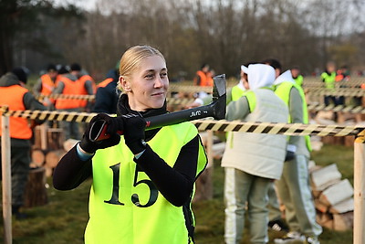 Невероятная атмосфера. Четвертый чемпионат по колке дров среди СМИ проходит в Минском районе