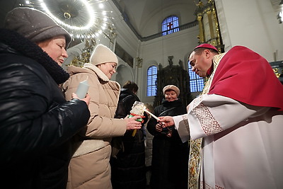 Символ мира, любви и религиозного единства. В Гродно прибыл Вифлеемский огонь
