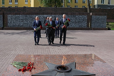Крутой возложил в Смоленске цветы к Вечному огню в Сквере памяти героев