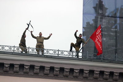 Перестрелка, взрывы и водружение Знамени Победы. В Гродно прошла реконструкция штурма Рейхстага