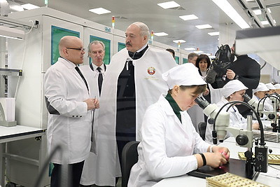 Лукашенко посетил ОАО "ИНТЕГРАЛ" и ознакомился с развитием отечественной микроэлектроники