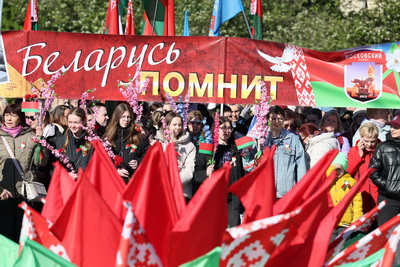 "Беларусь помнит": торжественная церемония возложения цветов проходит на площади Победы