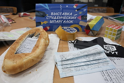 Стельки с таблицами, фейковая зачетка и... батон. В Могилеве открылась выставка студенческих шпаргалок