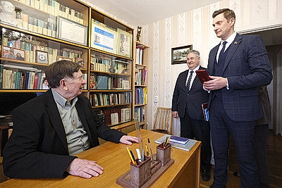 Автор гимна и "сінявокай Беларусі". Награду от главы государства доставили Владимиру Каризне