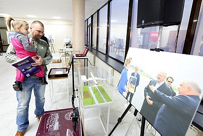 Истории предприятий и судьбы людей. Уникальная выставка подарков Президенту открылась в Солигорске
