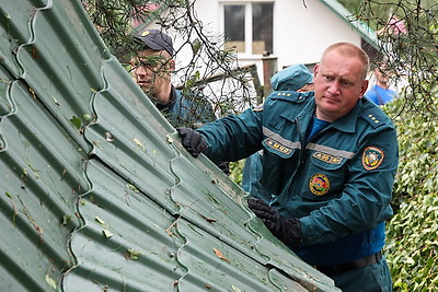Спасатели продолжают ликвидировать последствия прохождения грозового фронта в Минском районе