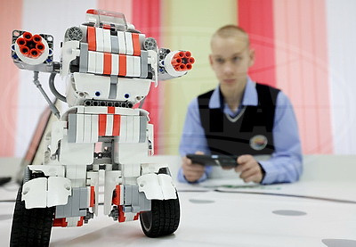 Дети тянутся к занятиям с первого класса. Как в сельской школе под Витебском растят будущих инженеров