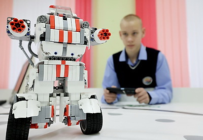 Дети тянутся к занятиям с первого класса. Как в сельской школе под Витебском растят будущих инженеров