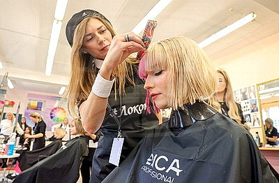 "Золотые ножницы" в деле. Более 20 парикмахеров сражаются за победу на конкурсе в Гомеле
