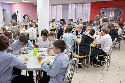 Школьное питание: за пиццей и сосисками в тесте - очередь, а каша и пельмени - в отходы
