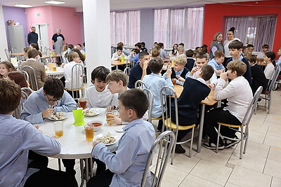 Школьное питание: за пиццей и сосисками в тесте - очередь, а каша и пельмени - в отходы