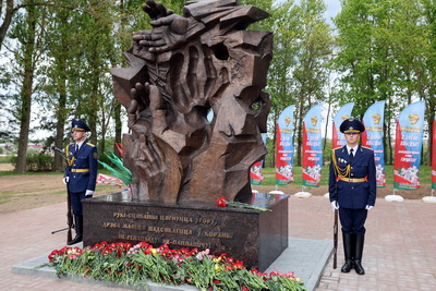 Памятный знак жертвам геноцида белорусского народа "Древо жизни" открыли в Витебске