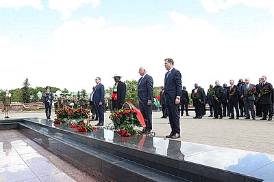 Президент Зимбабве Мнангагва возложил цветы в Брестской крепости