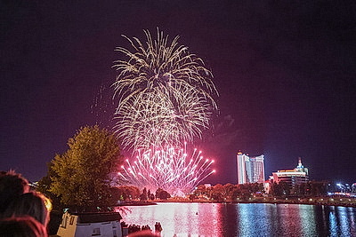 Праздничный фейерверк раскрасил небо в Минске в День города
