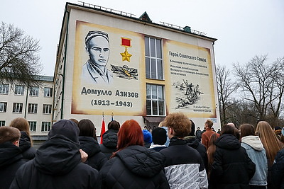 В школе №35 Минска открыли мурал в честь Героя Советского Союза Домулло Азизова