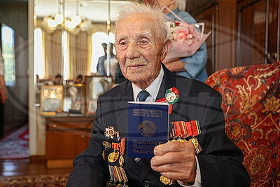 В Бресте ветеран Петр Светкин принимает поздравления с 100-летием