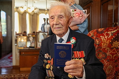 В Бресте ветеран Петр Светкин принимает поздравления с 100-летием