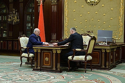 Лукашенко принял с докладом главу Администрации Президента
