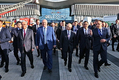 Лукашенко вместе с другими лидерами принял участие в ЕЭФ