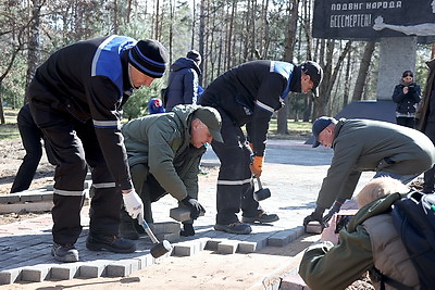 Сотрудники Госсекретариата провели субботник на территории мемориала в Столбцовском районе