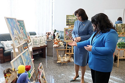 "Выражают внутренний мир через искусство". Выставка творчества детей с аутизмом проходит в Совете Республики