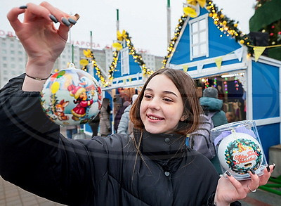 От ледового катка до подарков ручной работы. Чем удивляет рождественская ярмарка в Витебске