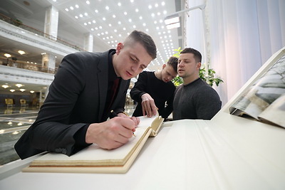 Блогеры - участники "Марафона единства" посетили Дворец Независимости