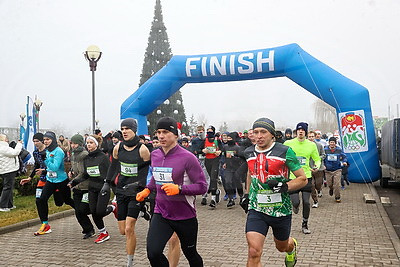Нарядные, бодрые, счастливые. Более 300 человек вышли на старт Новогоднего забега в Бресте