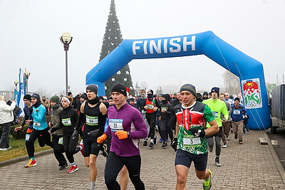Нарядные, бодрые, счастливые. Более 300 человек вышли на старт Новогоднего забега в Бресте
