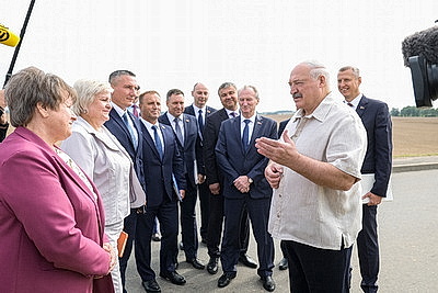 Лукашенко посетил Смолевичский район, в центре внимания - уборка озимого рапса