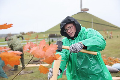На Кургане Славы на субботнике заложили новый парк в виде крыльев аиста