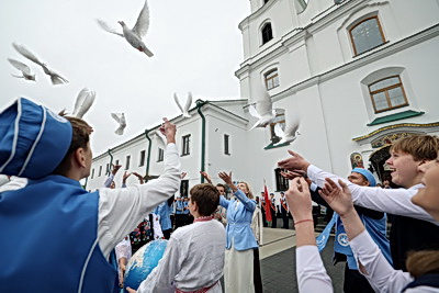 Сотни юных миротворцев собрались в центре Минска на линейку к Международному дню мира