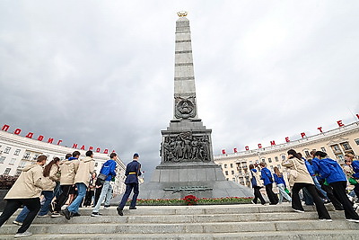 Память поколений. Участники "Поезда Памяти" возложили цветы к монументу Победы