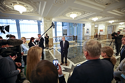 Переговоры Лукашенко со спецпосланником США Коулом продолжились в субботу